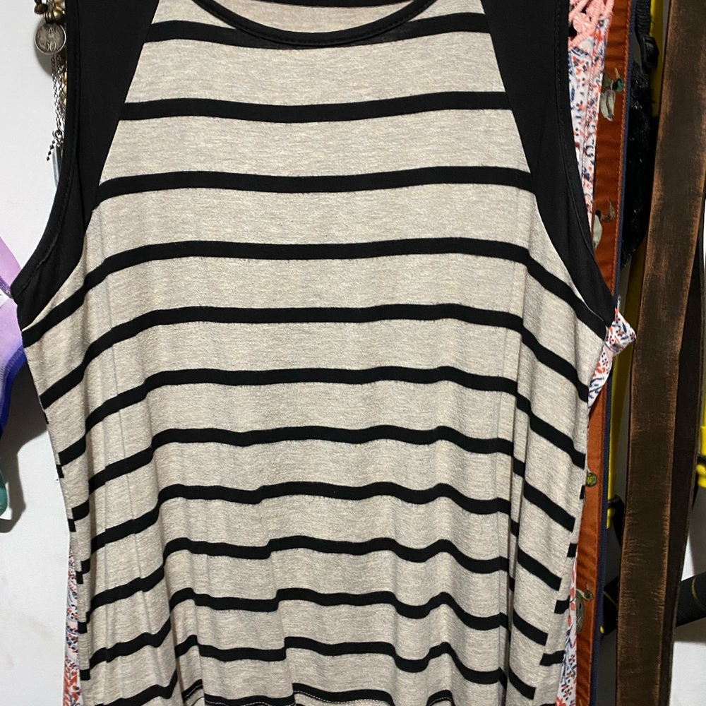 Forever 21 black and cream tank. Some pillling